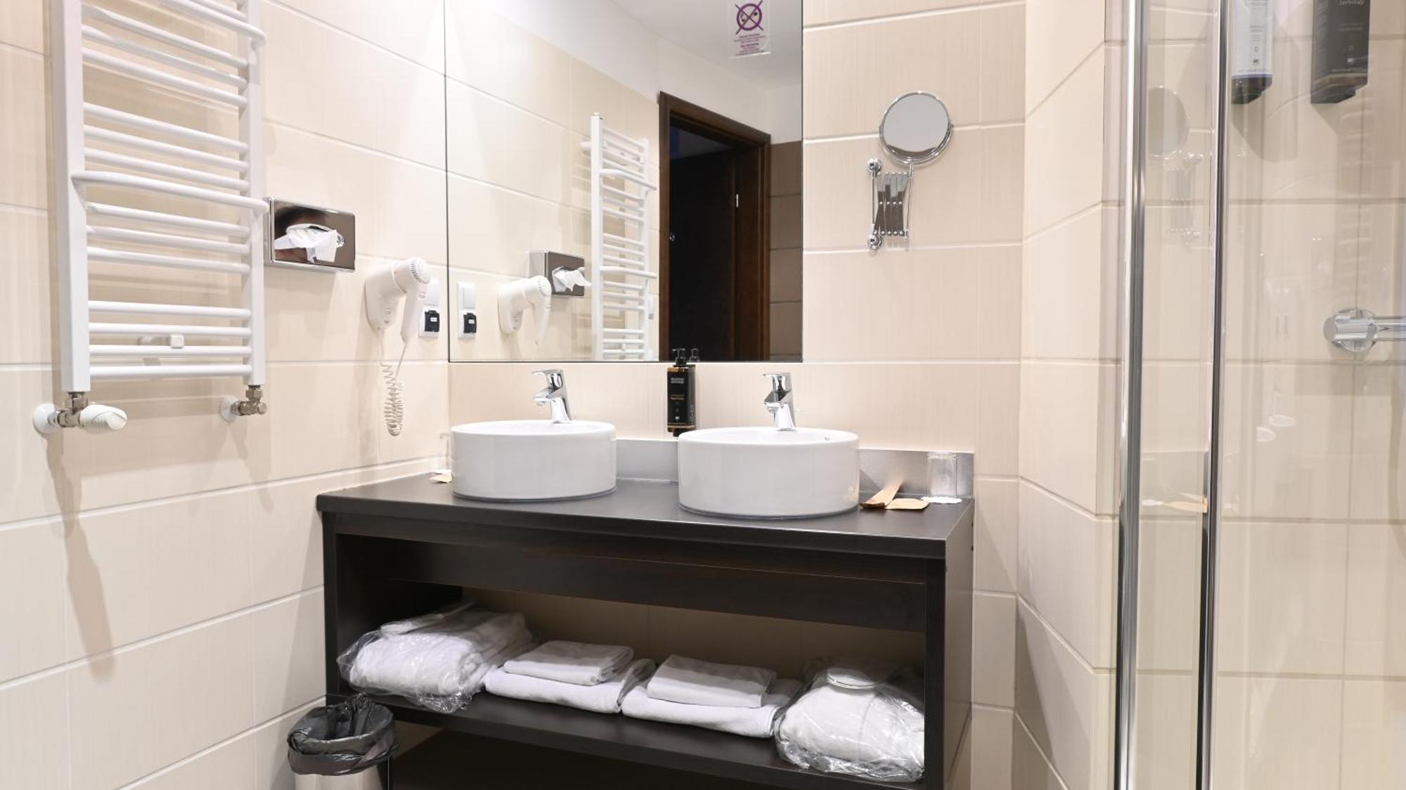 Vestil Hotel Piotrkow Trybunalski Ngoại thất bức ảnh