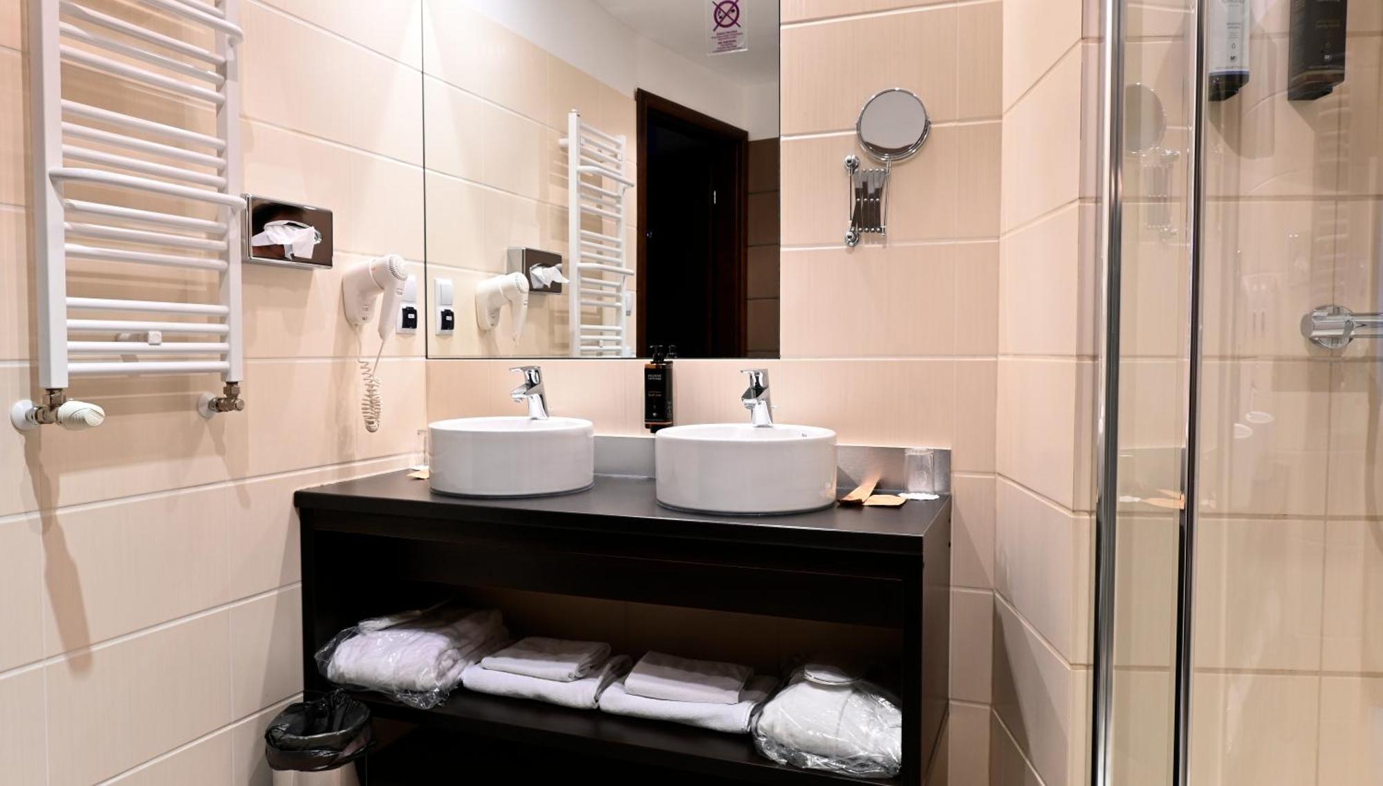 Vestil Hotel Piotrkow Trybunalski Ngoại thất bức ảnh