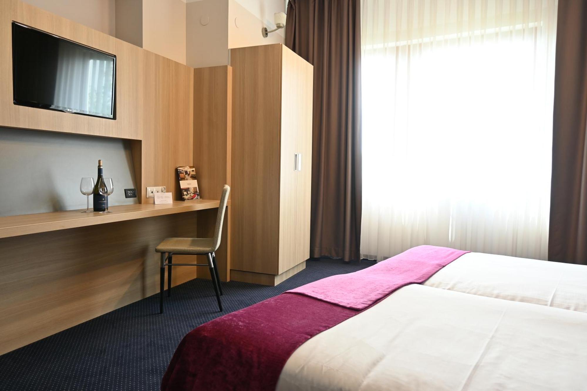 Vestil Hotel Piotrkow Trybunalski Ngoại thất bức ảnh
