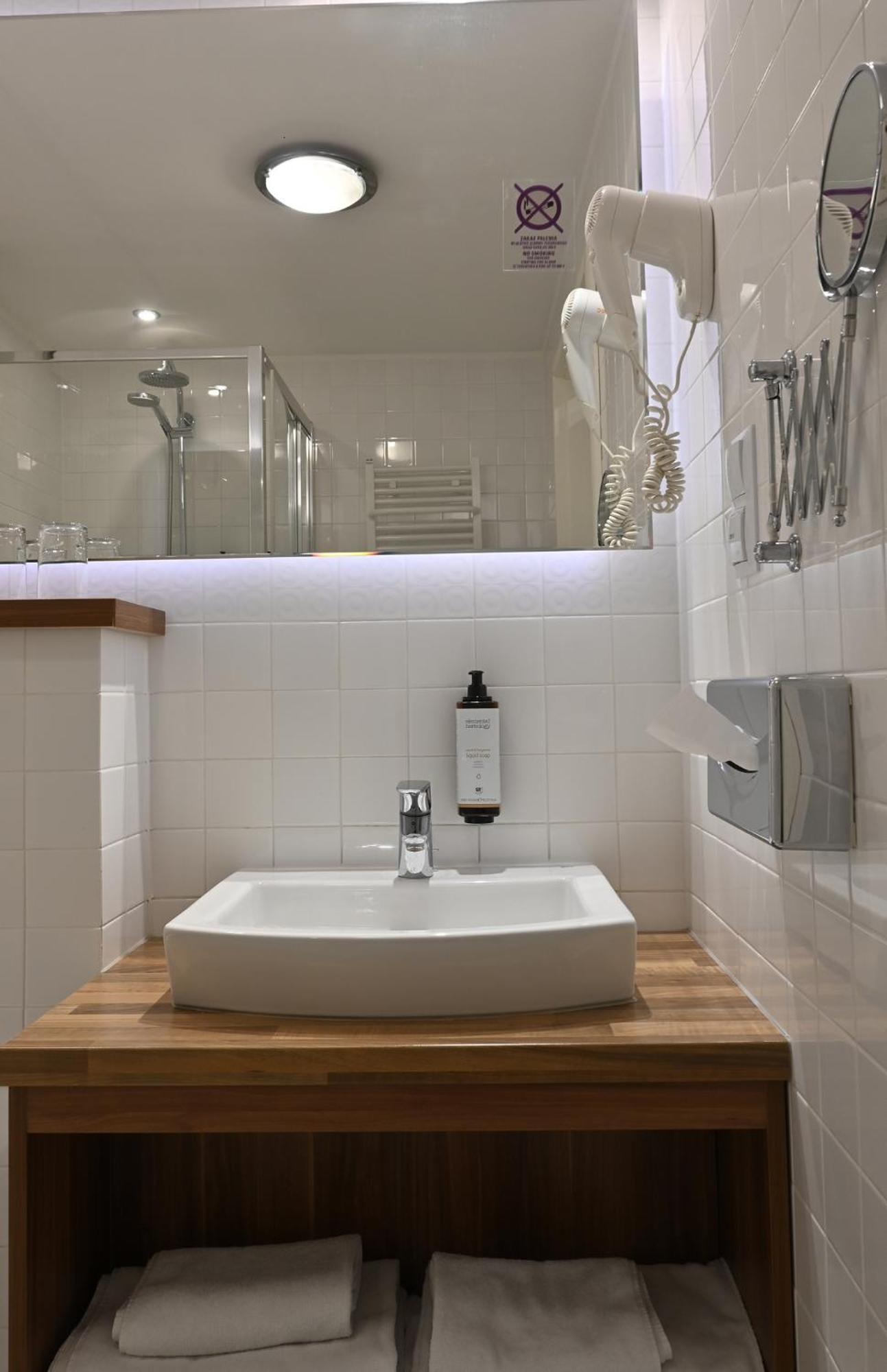 Vestil Hotel Piotrkow Trybunalski Ngoại thất bức ảnh