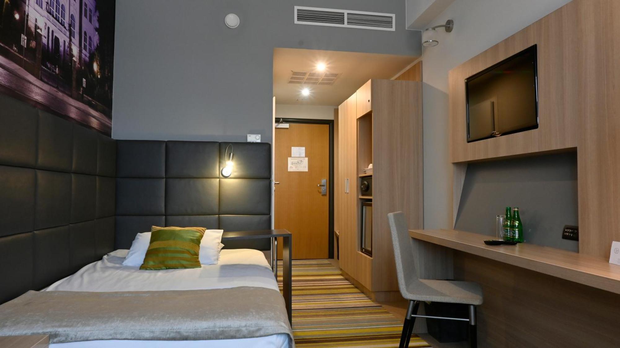 Vestil Hotel Piotrkow Trybunalski Ngoại thất bức ảnh